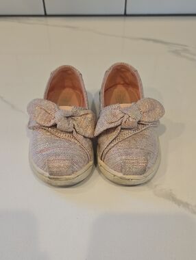 Toddler Girls TOMS Glitter Bow Slip-On Sneakers in Light Pink